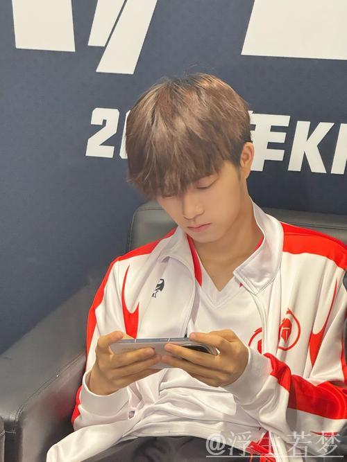 “赛季革新：主帅新任，队长替换，焕然一新”